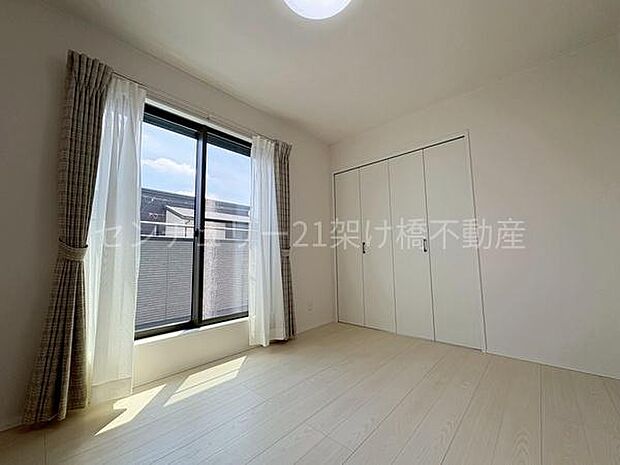 【2階 洋室 6帖 1】同じ大きさにお部屋を2つご用意しております。全室かれ、バルコニーに出入り可能・クローゼット完備!