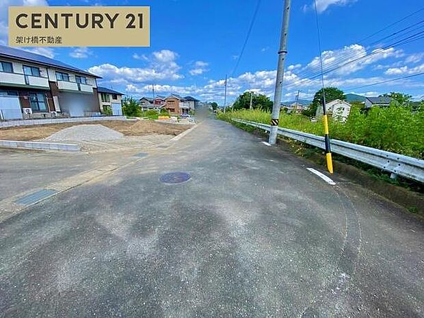 南側公道約5.7ｍ、西側公道約5.9ｍに接道