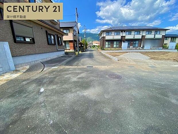 南側公道約5.7ｍ、西側公道約5.9ｍに接道