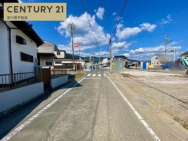 北側公道約5.9ｍ、西側公道約4.5ｍに接道