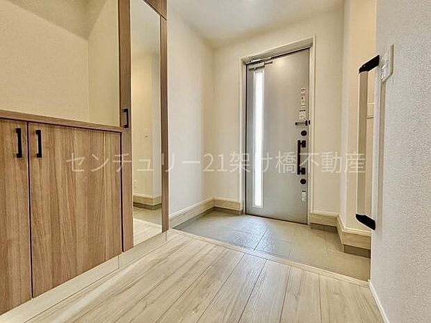【玄関】飾り棚つきのシューズボックス♪天井高でたっぷり収納!便利な全身鏡つき◎