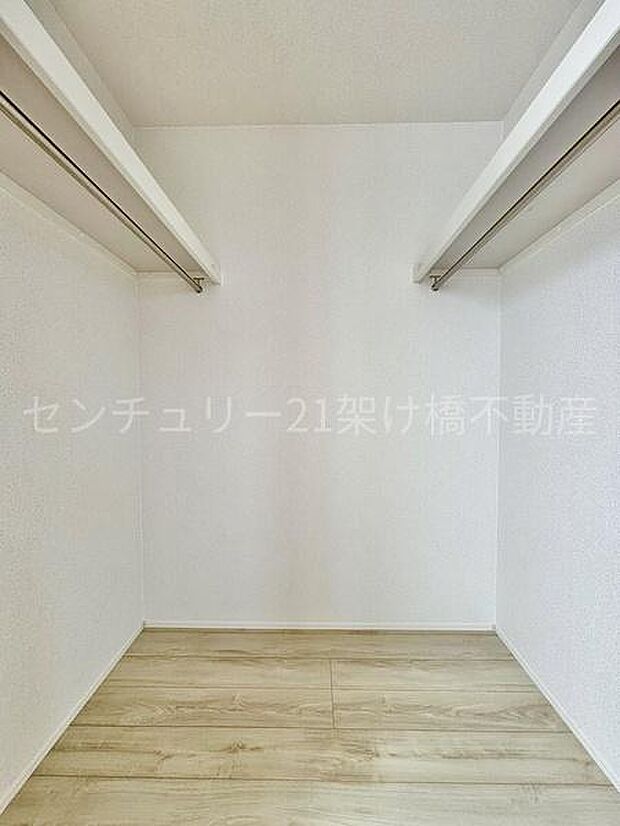 【2階 洋室 7.5帖】ウォークインクローゼット大容量なのでご夫婦で左右で分けてお使いいただけます◎