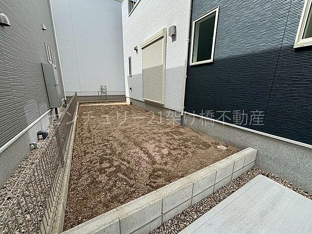 お庭は、小さい子の遊び場、BBQ、家庭菜園などお好みにお楽しみいただけます。