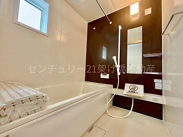 【浴室】浴室乾燥暖房機付きです。雨の日の洗濯物の乾燥やヒートショック対策としてもお使い頂けます。