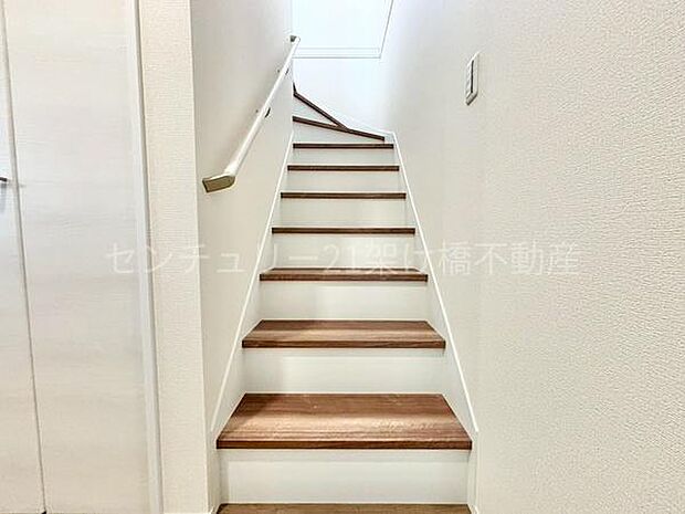 手すり付きの階段は小さなお子様やお年寄りのいるご家庭にも安心です♪