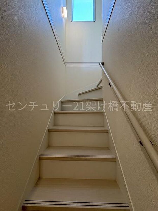 手すり付きの階段は小さなお子様やお年寄りのいるご家庭にも安心です♪