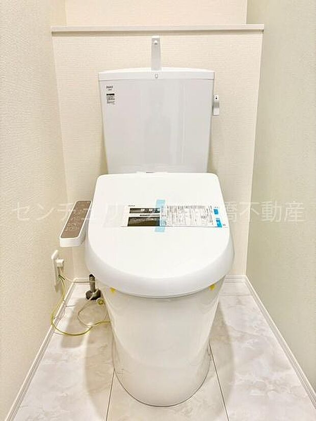 【1階 トイレ】衛生的な温水洗浄便座で快適にお使いいただけます。