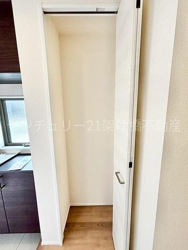 【玄関収納】飾り棚付きのシューズボックス横に収納をご用意◎ポールハンガーを置けば上着の収納に便利です♪