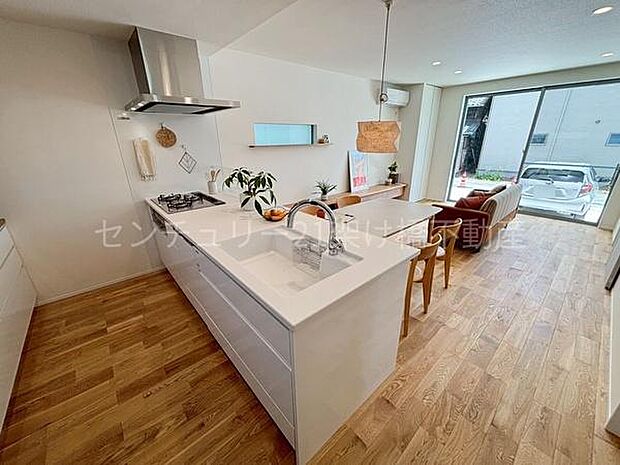 お料理をしながらリビングを見渡せる人気の縦型LDK♪