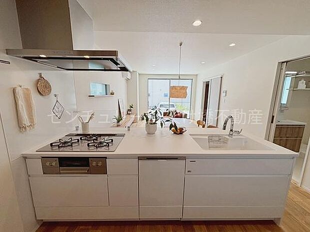 【対面式システムキッチン】三口コンロ、グリル、食洗器、浄水器付きでお料理がはかどります♪