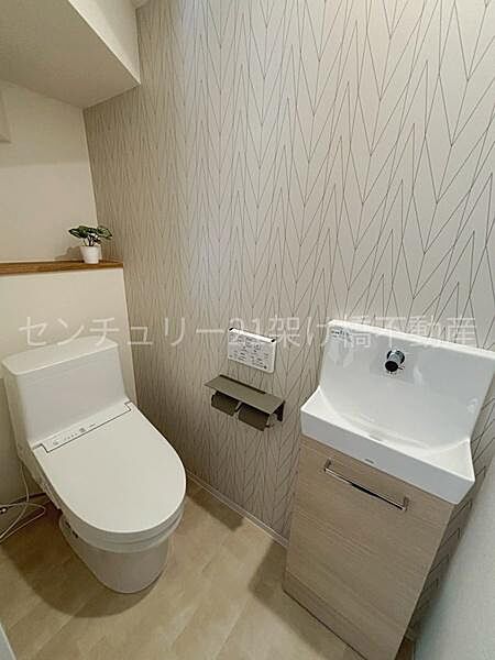 【1階 トイレ】衛生的な温水洗浄便座で快適にお使いいただけます。