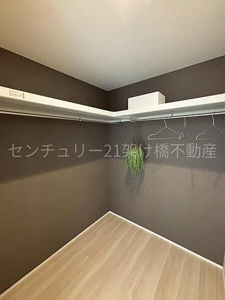 【2階　洋室　6.7帖　ウォークインクローゼット】2帖の大容量！季節物の収納も安心です◎