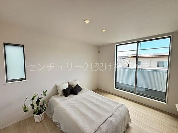 【2階 洋室 6.7帖】主寝室におすすめなこちらの洋室は、大容量ウォークインクローゼット・飾り棚付き!