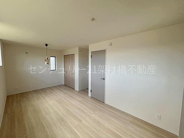 【2階　洋室　5.0帖＋4.5帖】別角度間仕切り後も二面採光で、明るい洋室♪