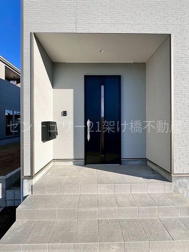 【玄関】屋根付きで雨の日にも安心です◎