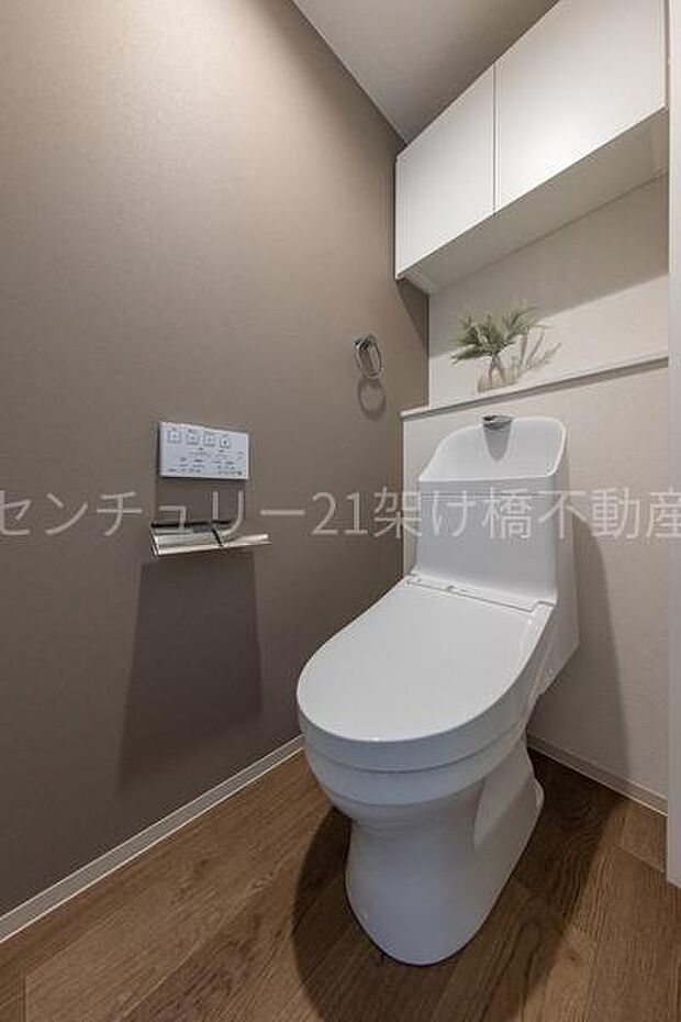 【1階 トイレ】衛生的な温水洗浄便座で快適にお使いいただけます。