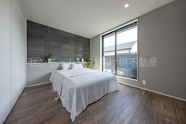 【2階 洋室 6.8帖】お洒落なデザインウォールと、スマホ等の充電に便利なカウンター付き◎