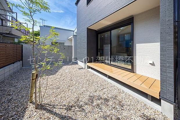 お庭は、小さい子の遊び場、BBQ、家庭菜園などお好みにお楽しみいただけます。