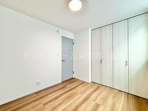 【洋室 4.7帖】白を基調とした清潔感溢れる空間♪