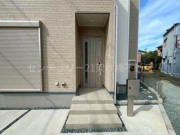 【玄関】屋根付きで雨の日にも安心です◎