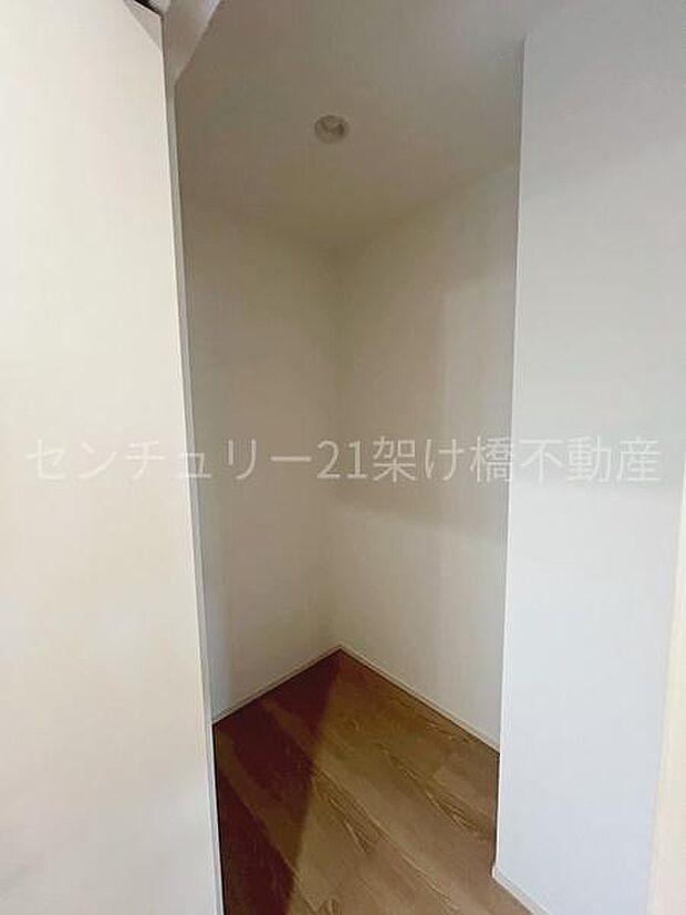 【収納】階段上がってすぐにも収納スペースがあります!