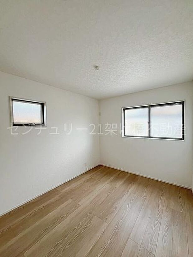 【2階 洋室 6帖】インテリアの映える白い洋室。