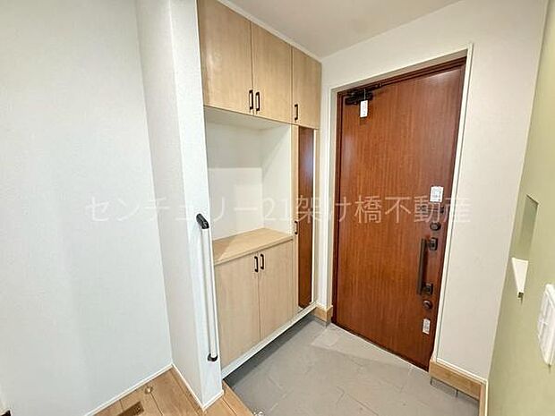 【玄関】飾り棚つきのシューズボックス♪天井高でたくさん収納できます。