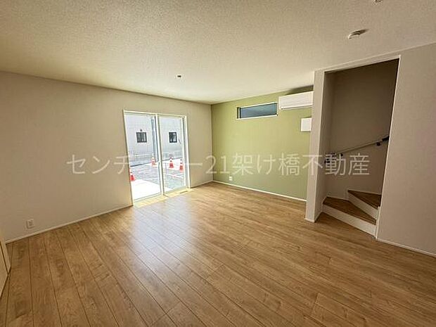 【リビング 16.8帖】窓も大きく開放的な空間となります。