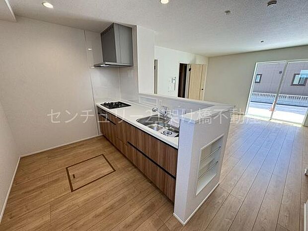 【対面式システムキッチン】三口コンロ、グリル付きでお料理がはかどります♪