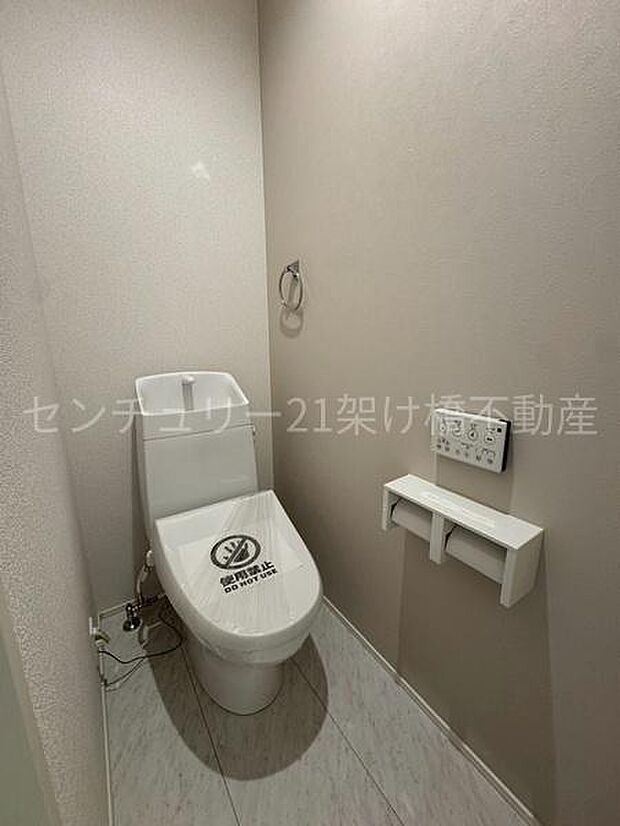 【1階 トイレ】衛生的な温水洗浄便座で快適にお使いいただけます。