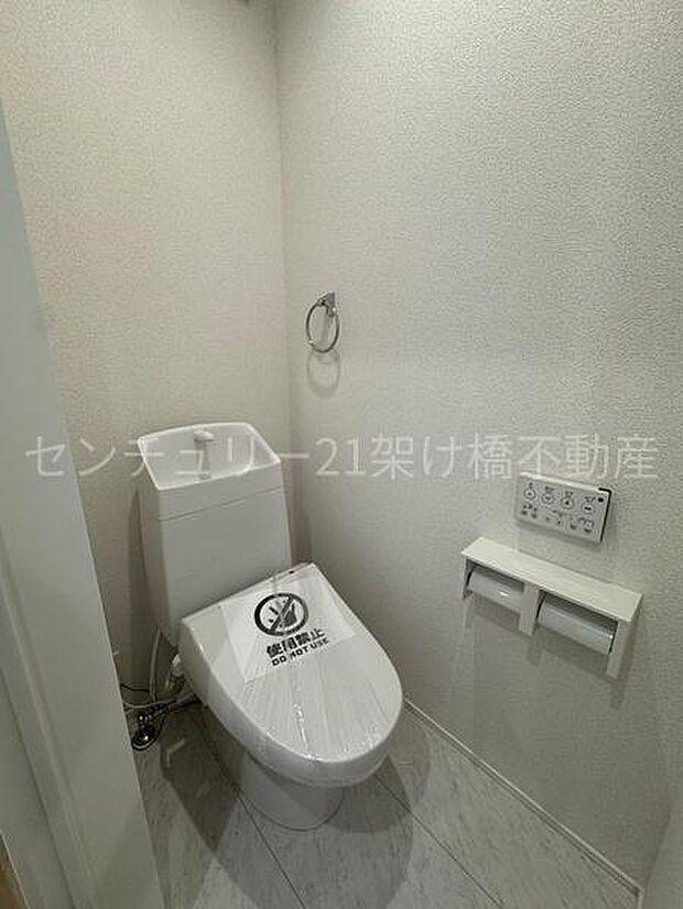 【2階 トイレ】衛生的な温水洗浄便座で快適にお使いいただけます。