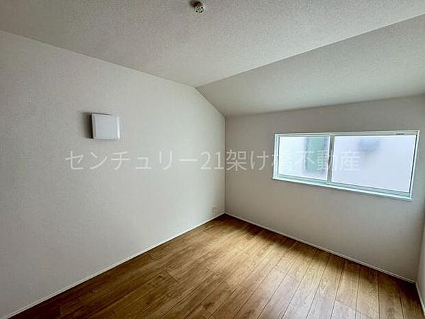 【2階 洋室 5.2帖】同じ大きさの洋室を2部屋ご用意しております。