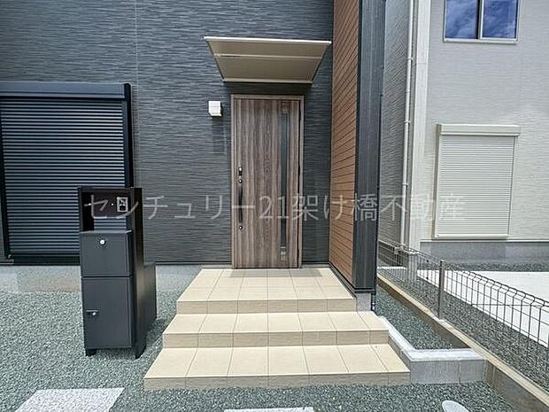 【玄関】奥行きのある屋根付きで雨の日も安心、ちょっとした物も置いていただけます♪