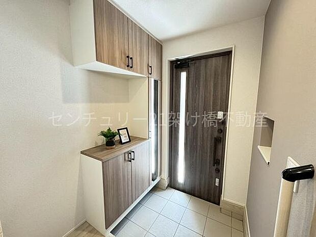 【玄関】飾り棚つきのシューズボックス♪天井高でたくさん収納できます。