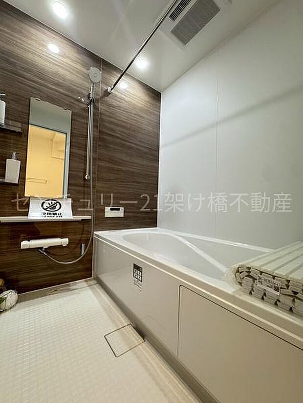 【浴室】浴室乾燥暖房機付きです。雨の日の洗濯物の乾燥やヒートショック対策としてもお使い頂けます。