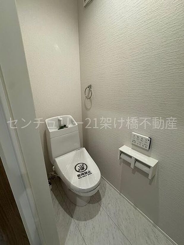 【1階 トイレ】衛生的な温水洗浄便座で快適にお使いいただけます。