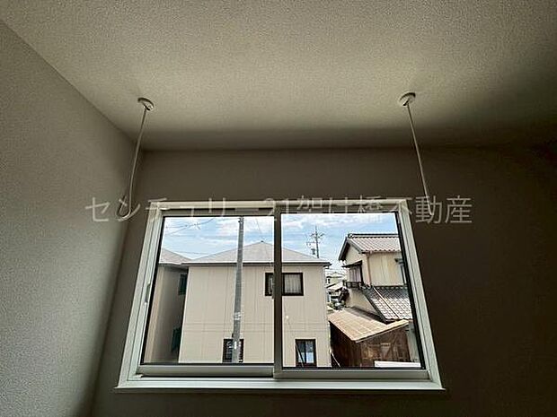 【2階 洋室 6帖】室内物干しで雨の日も安心♪