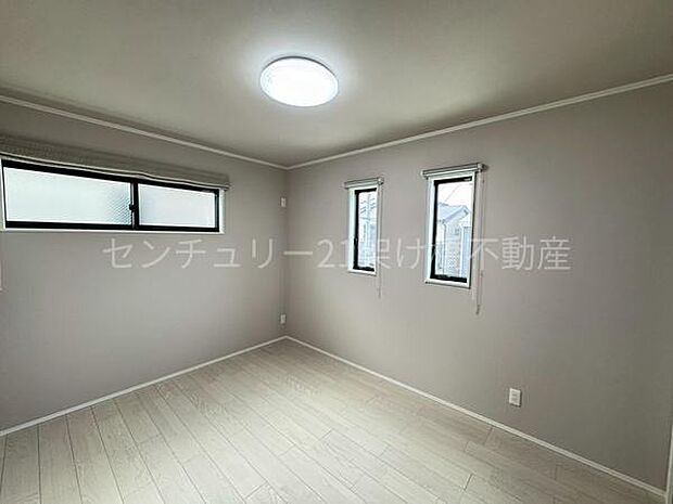 【2階 洋室 6帖】全室2面採光で明るく過ごしやすい居室♪