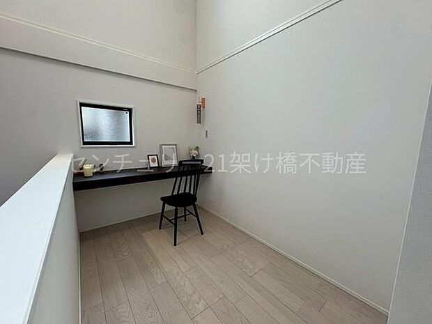 【ワークスペース】階段途中にあるワークスペースはちょっとした作業場所に最適です♪