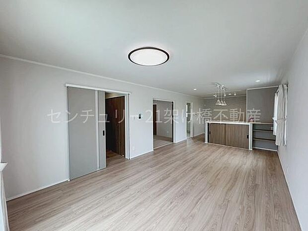 お料理をしながらリビングを見渡せる人気の縦型LDK。