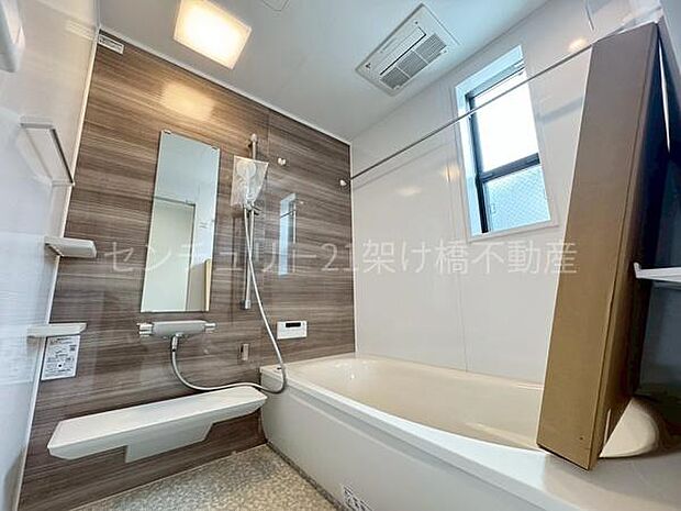 【浴室】浴室乾燥暖房機付きです。雨の日の洗濯物の乾燥やヒートショック対策としてもお使い頂けます。