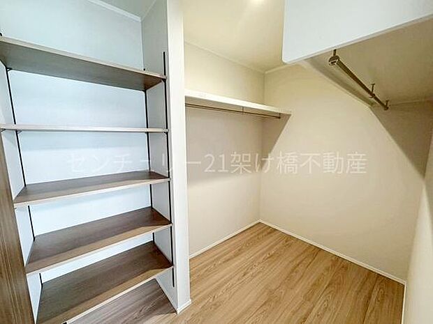 【2階 洋室 8帖 収納】ゆったり使えるウォークインクローゼット♪ハンガーポールだけでなく棚もついているので小物の収納にも困りません◎