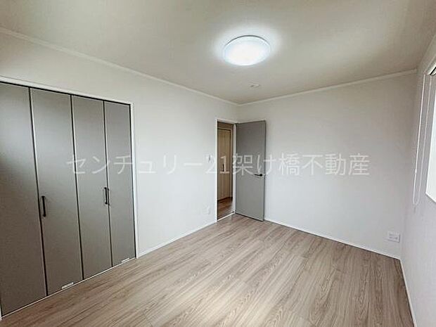 【2階 洋室 6帖】インテリアの映える白い洋室♪