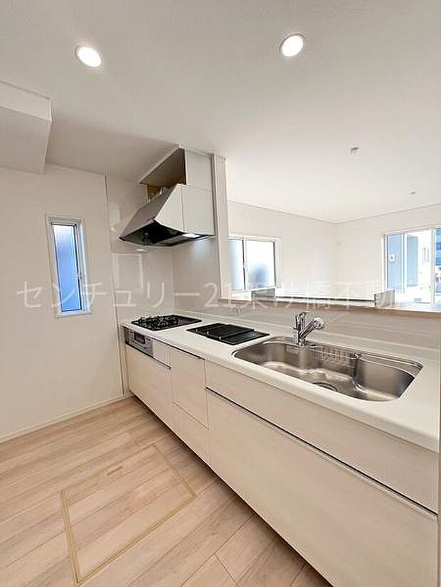 【システムキッチン】三口コンロ、グリル、浄水器付きシンクでお料理が捗ります♪