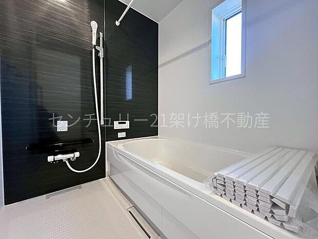 【浴室】浴室乾燥暖房機付きです。雨の日の洗濯物の乾燥やヒートショック対策としてもお使い頂けます。