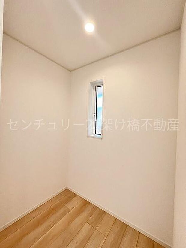 【洋室 7.75帖】ユーティリティースペース1.5帖別途クローゼットもあり、納戸や書斎・趣味のスペースとしても◎