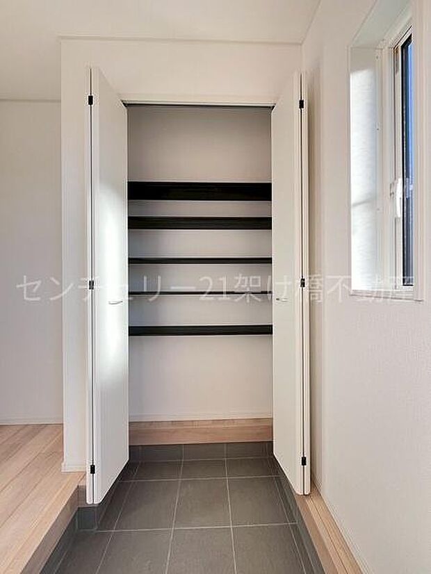 【シューズボックス】トールサイズで家族みんなの靴が収納可能です◎