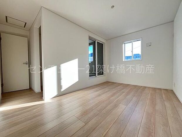 【洋室 7.75帖】バルコニーに面した洋室は明るく過ごしやすい♪主寝室にもおすすめです◎