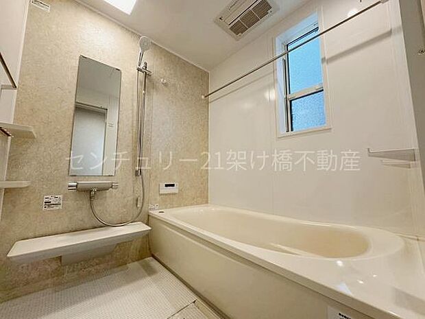 【浴室】浴室乾燥暖房機付きです。雨の日の洗濯物の乾燥やヒートショック対策としてもお使い頂けます。