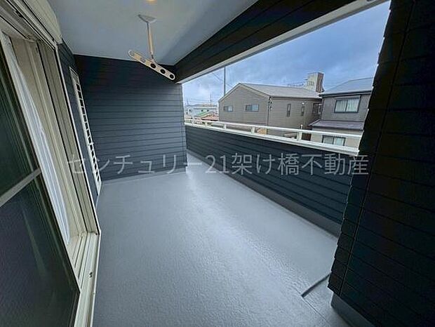 一部インナーバルコニーで雨の日も安心!